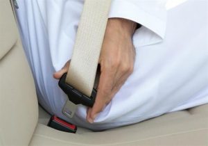 دور حزام الأمان في السيارة