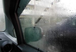 طرق منع تسرب الماء من زجاج السيارة