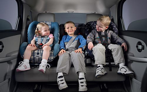 كيفية تجهيز مقعد آمن للطفل بالسيارة